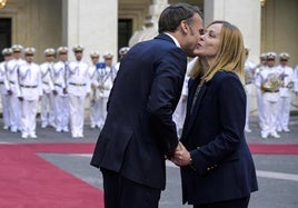 Saludo entre Giorgia Meloni y Emmanuel Macron.