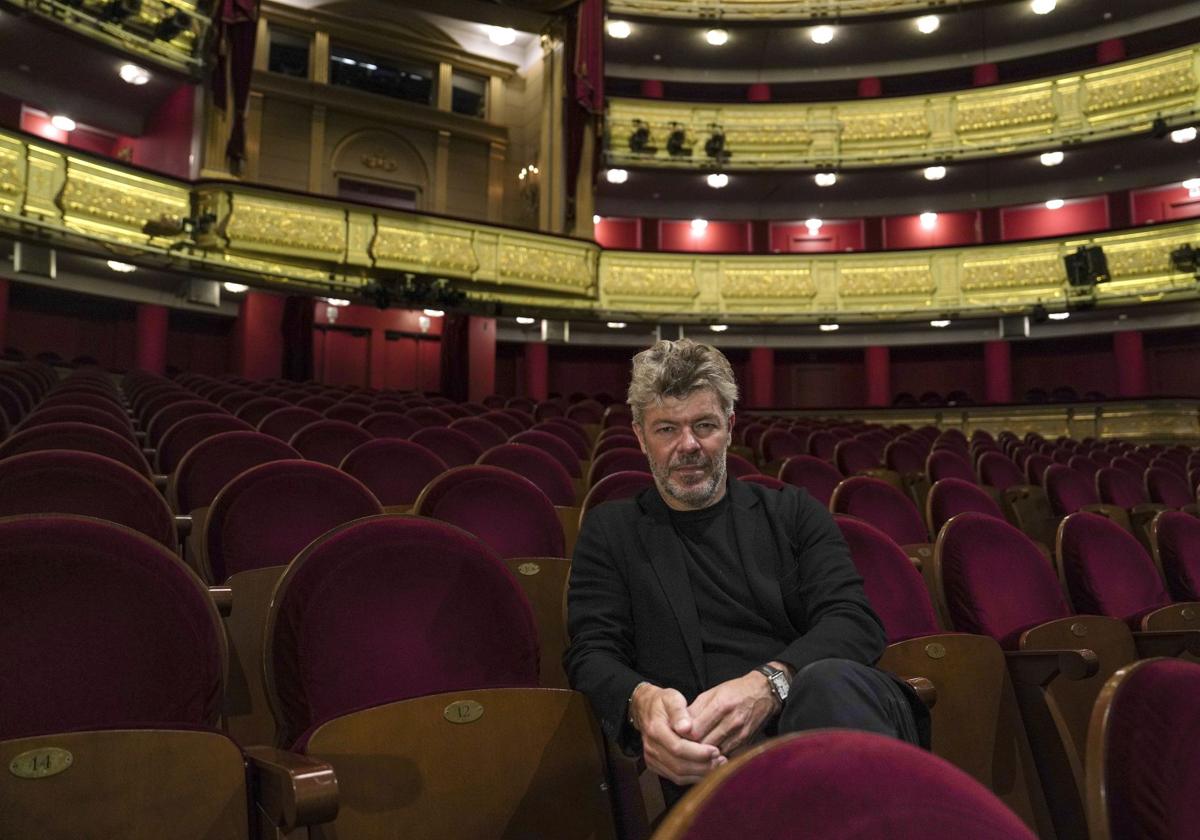 Pablo Heras-Casado posa en el patio de butacas del Teatro Real, donde dirigió la tetralogía de 'El anillo del nibelungo' de Wagner entre 2019 y 2022.