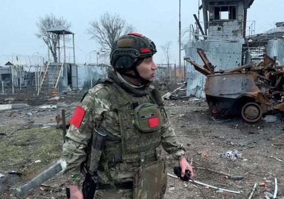 Un soldado ruso patrulla por un barrio de la región de Kursk.