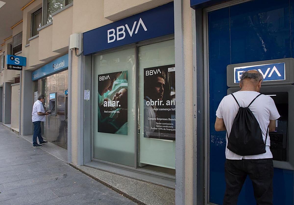 Clientes de BBVA y Sabadell en cajeros automáticos de cada entidad