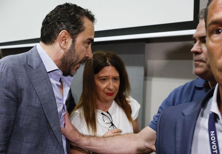 El empresario Víctor de Aldama (i), investigado en el caso Koldo, se encara con Leire Díez y Javier Pérez Dolset