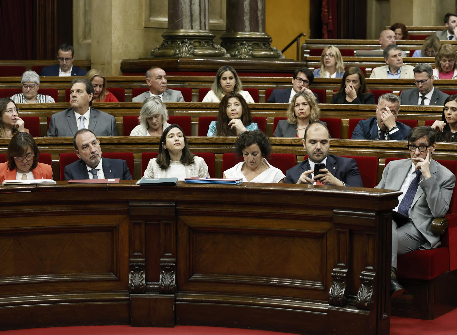 El presidente de la Generalitat de Cataluña, Salvador Illa, junto a miembros de su ejectuivo