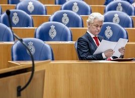 Wilders repasa sus notas, solo en la bancada, poco antes de la sesión en la Cámara de Representantes.