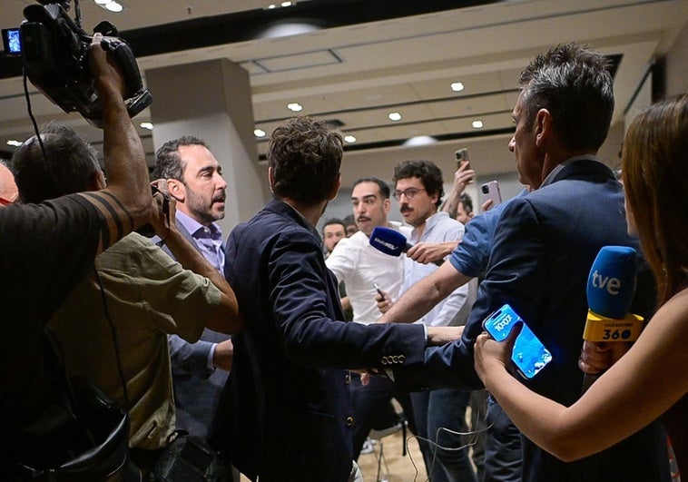 Aldama irrumpe en la comparecencia de Leire Díez al grito de «¡sinvergüenza!» y lanza un aviso contra Sánchez