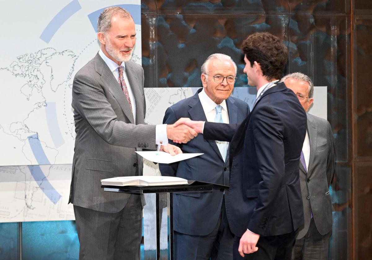 El rey, en la entrega de las cien becas de posgrado de la fundación 'la caixa': «españa os necesita» | ideal
