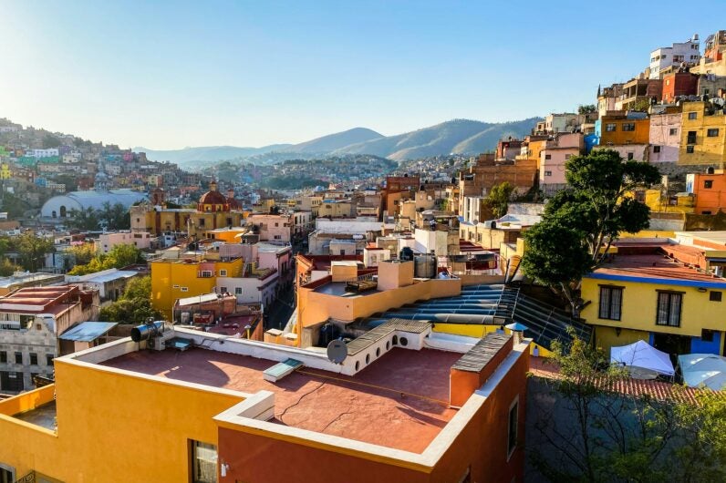 Leyendas y casas de colores se unen en esta ciudad mexicana donde cada calle parece una obra de arte