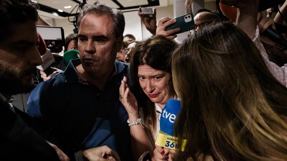 Leire Díez trata de abandonar el hotel entre un enjambre de cámaras.