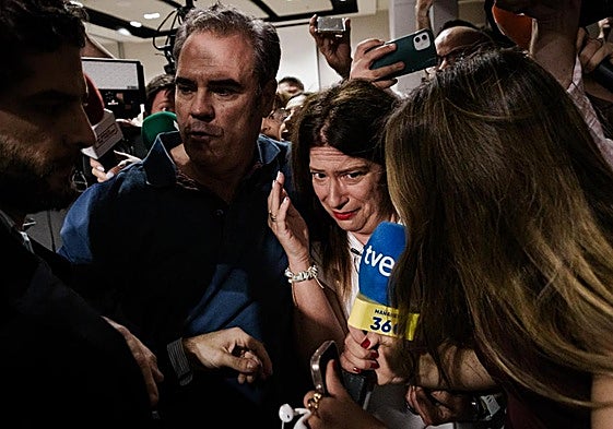 Leire Díez trata de abandonar el hotel entre un enjambre de cámaras.