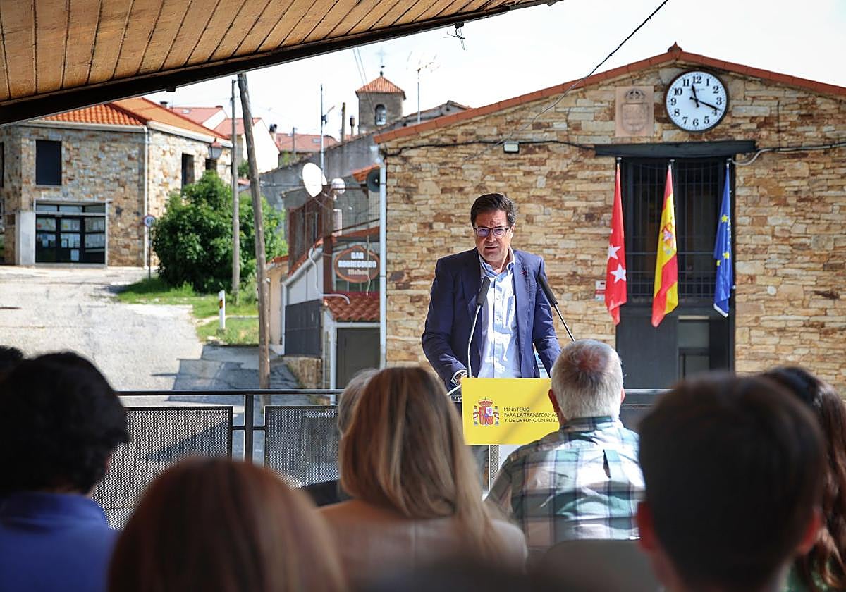 El ministro Óscar López, durante la presentación del informe.