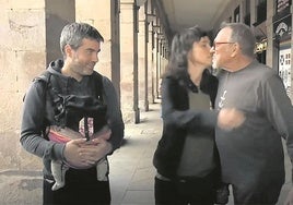 El pediatra Jesús Sánchez Etxaniz saluda en la Plaza Nueva de Bilbao a los padres de la niña fallecida la semana pasada y que ha generado la polémica.