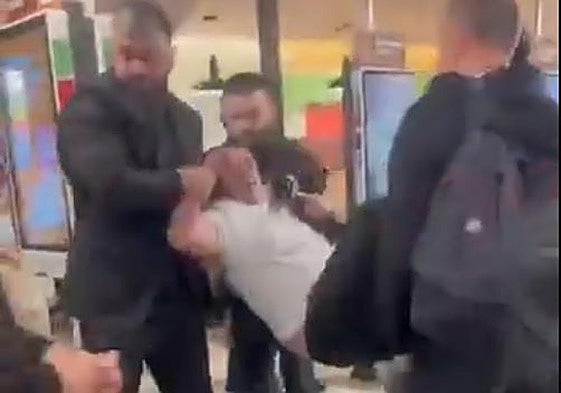 El momento en que el bloguero Areg Samvelovich Schepijin es trasladado por la fuerza por sus captores.