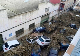 La riada por la DANA en Valencia dejó miles de coches amontonados y destrozados en las calles.