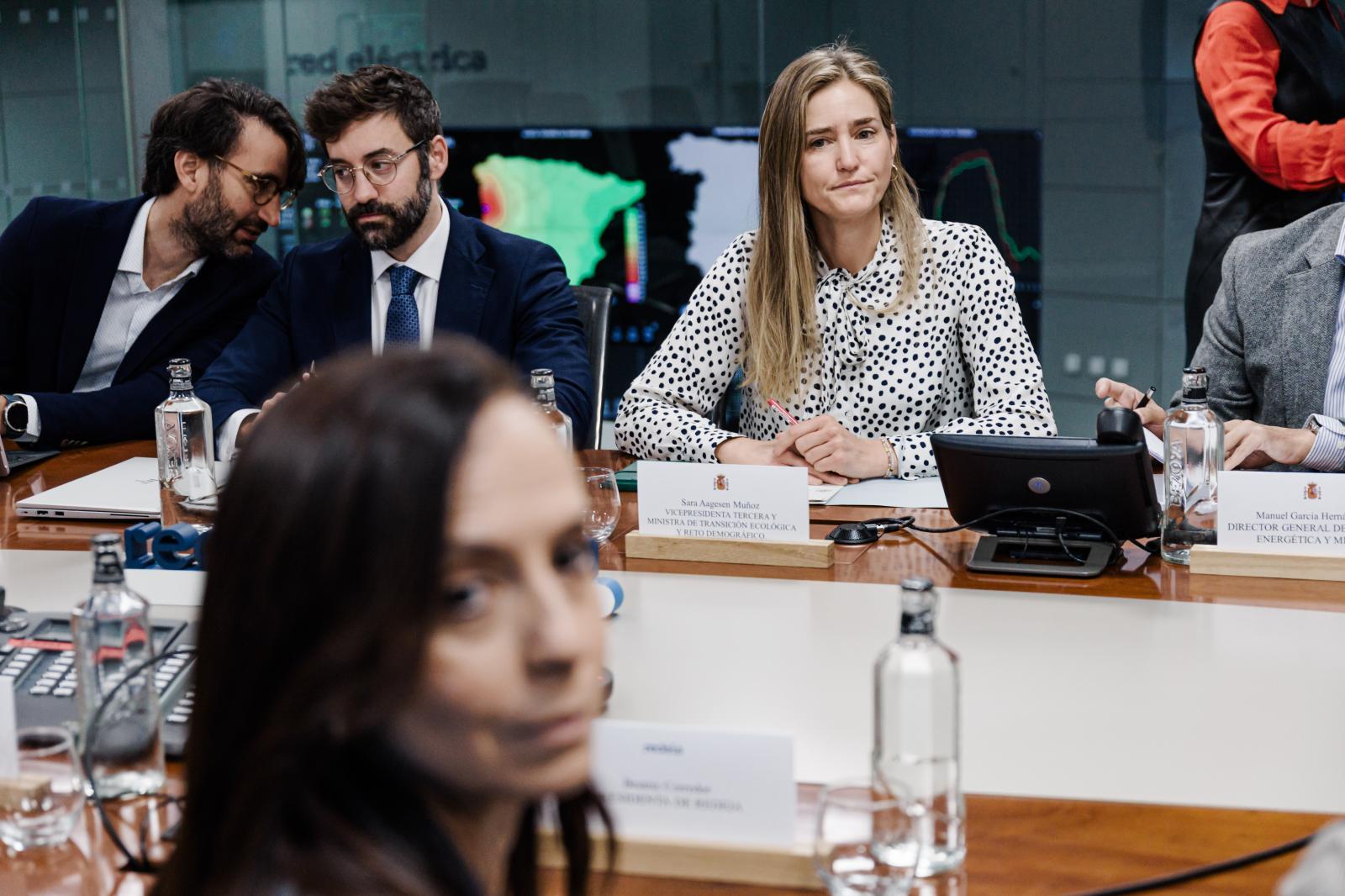 Beatriz Corredor y Sara Aagesen en una de los comités de crisis por el apagón del 28 de abril.