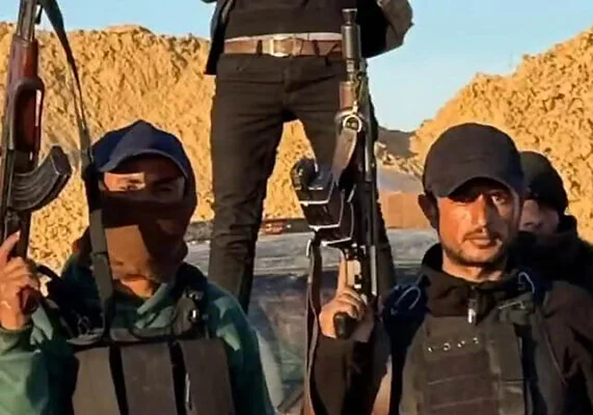 Miembros de la banda Abu Shabab posan fuertemente armados en un vídeo difundido recientemente por el grupo.