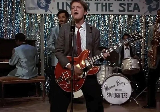 Michael J. Fox, como Marty McFly, en la escena del baile de 'Regreso al futuro'.