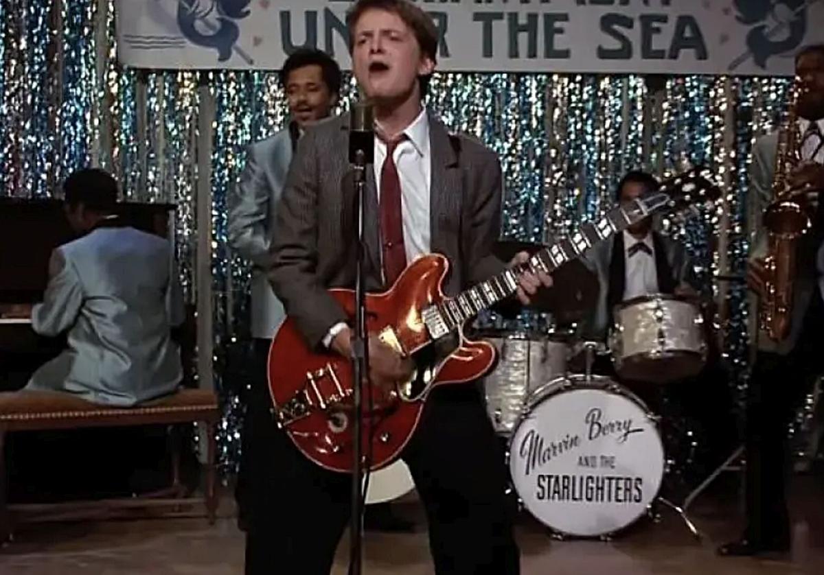 Michael J. Fox, como Marty McFly, en la escena del baile de 'Regreso al futuro'.