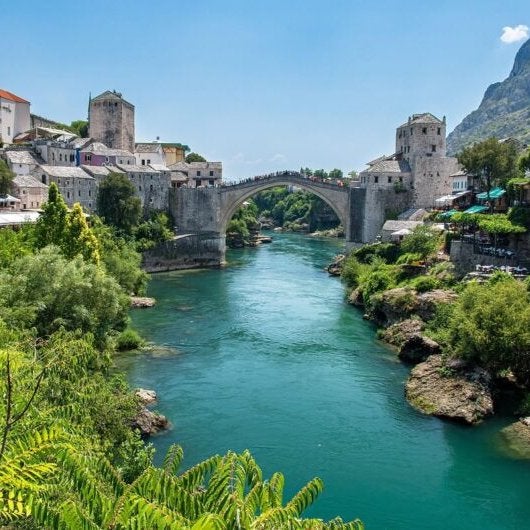 Vistas espectaculares y puentes medievales en esta ciudad de Bosnia-Herzegovina que parece sacada de un cuento fantástico