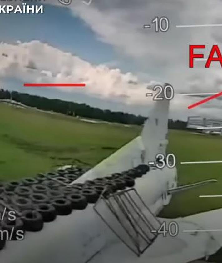 Imagen secundaria 2 - Distintas imágenes de los bomarderos rusos atacados por Ucrania cubiertos de ruedas.