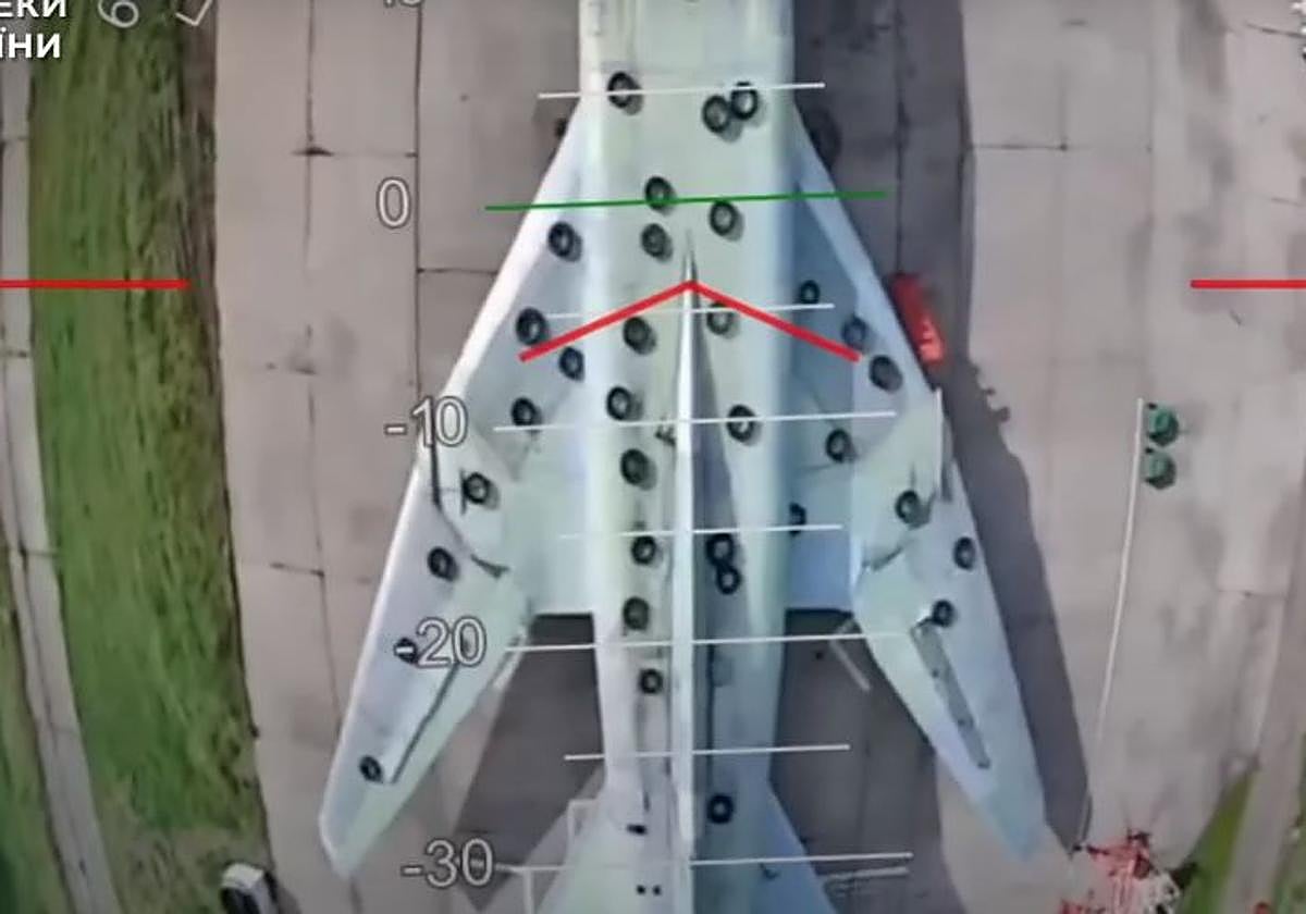 Grabación de los servicios secretos ucranianos que muestra un bombardero ruso cubierto de ruedas, segundos antes de ser destruido.