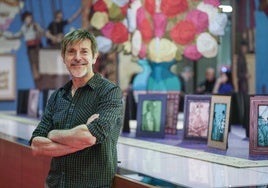 Paco Roca, ante algunas de las piezas de su exposición en el Instituto Cervantes.