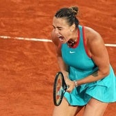 La bielorrusa Aryna Sabalenka celebra un punto en Roland Garros.