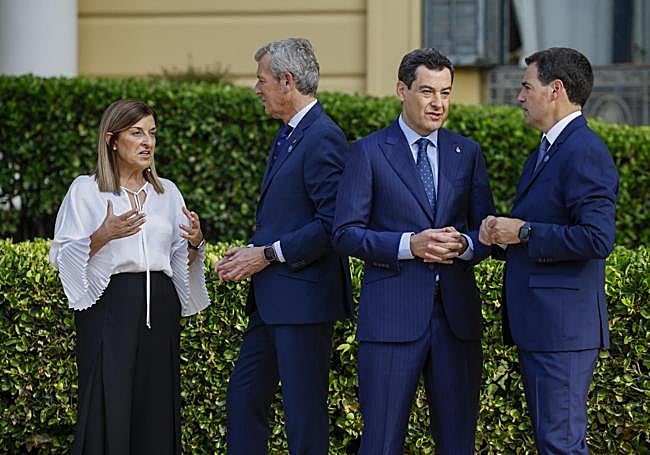 La presidenta de Cantabria, María José Sáenz de Buruaga (i), junto al presidente de la Xunta, Alfonso Rueda (2i), el presidente de la Junta de Andalucía, Juanma Moreno (2d) y el lendakari Imanol Pradales (d),