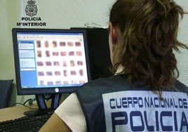 Un agente de Policía.