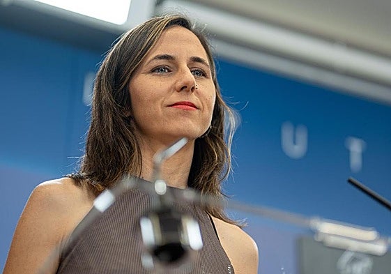 La líder de Podemos, Ione Belerra, durante una rueda de prensa en el Congreso.