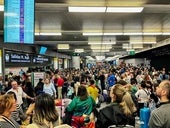 Chamartín, colapsada tras el descarrilamiento de un tren en el túnel que conecta esta estación con Atocha.