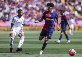 Kylian Mbppé y Pau Cubarsí en un clásico.