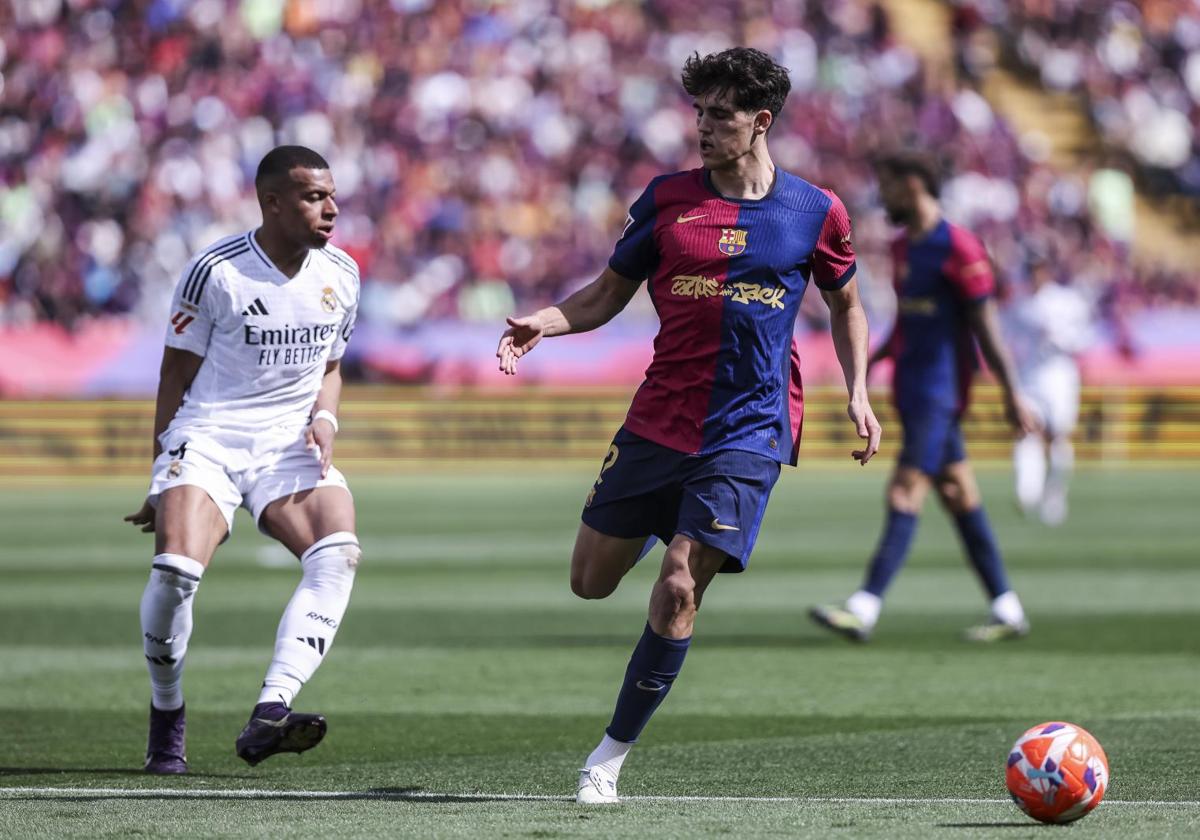 Kylian Mbppé y Pau Cubarsí en un clásico.