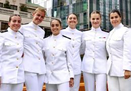 La gran noche de la princesa Leonor en Nueva York con sus compañeras: foto de familia, zarzuela y ovación