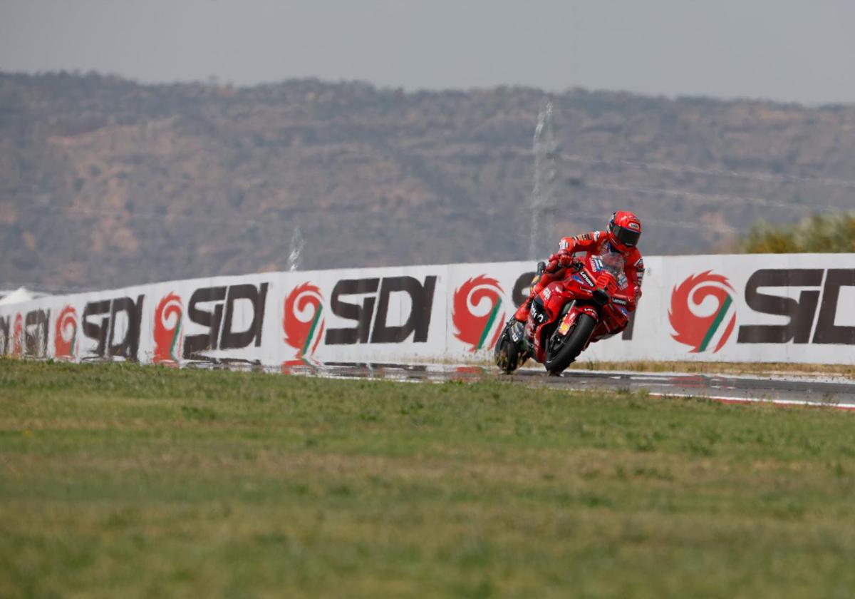 Marc Márquez during the practice session at the Motorland circuit.