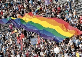 La Marcha del Orgullo LGTBI recorre las calles de Budapest en 2019.