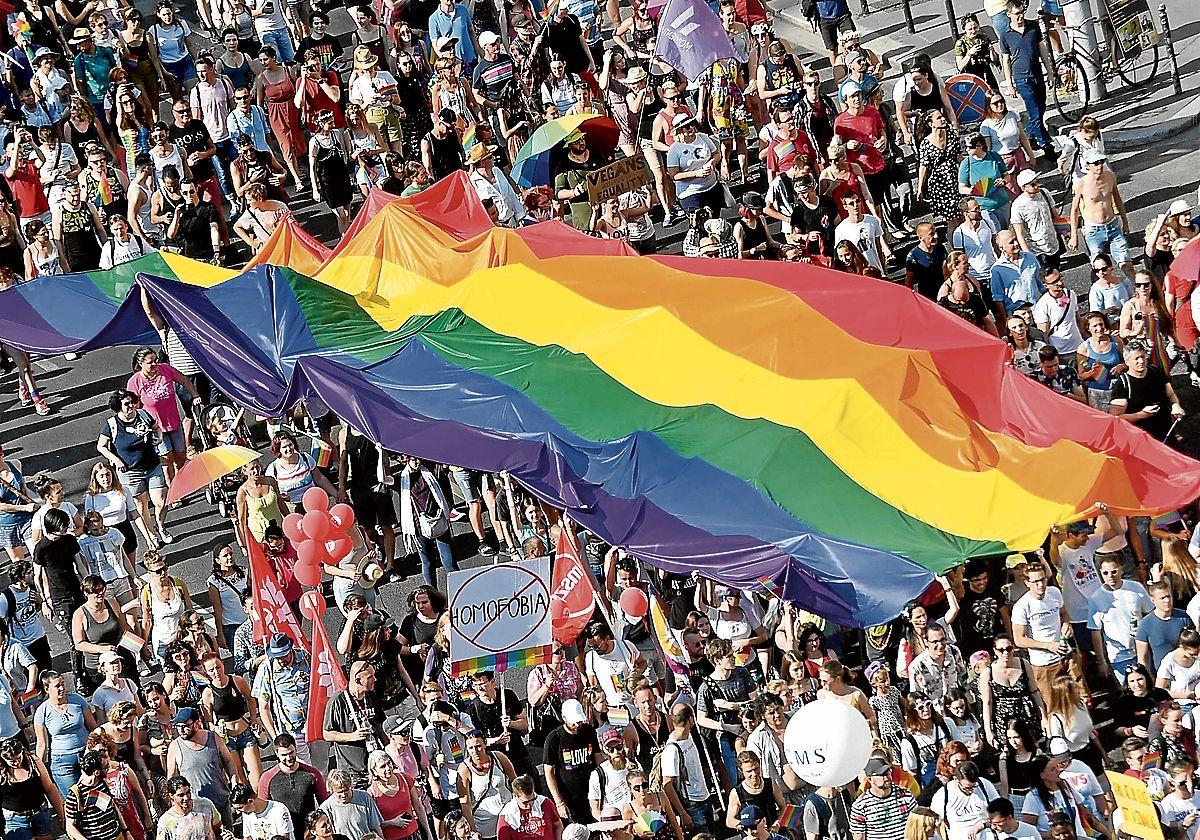 La Marcha del Orgullo LGTBI recorre las calles de Budapest en 2019.