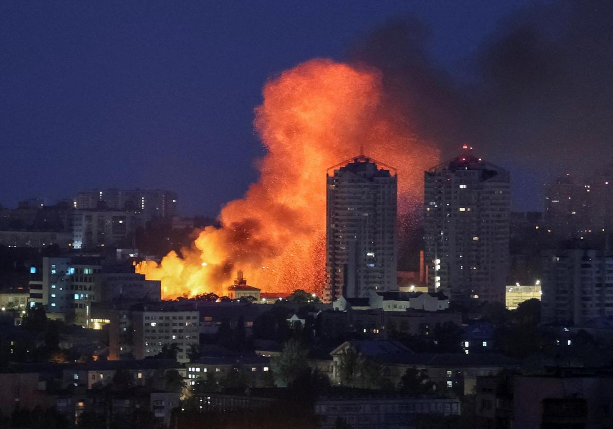 El masivo ataque ruso contra Kiev en la madrugada de ayer provocó varios incendios en la ciudad.