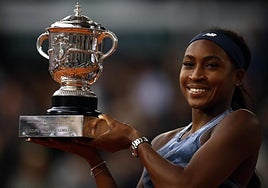 La estadounidense Coco Gauff posa con su primer trofeo en Roland Garros.