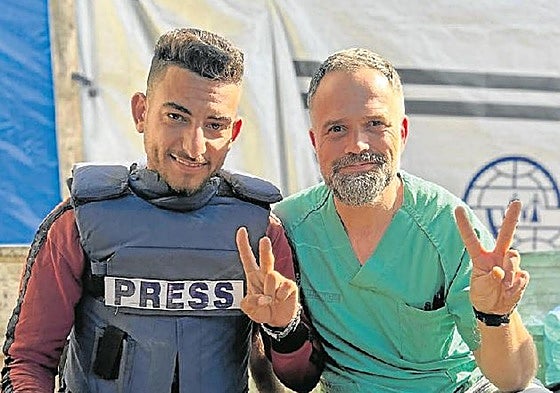 El anestesista español Raúl Incertis con el periodista gazatí Bader Tabash.