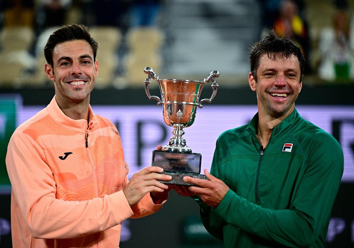 Granollers and Zeballos with the doubles title at Roland Garros.