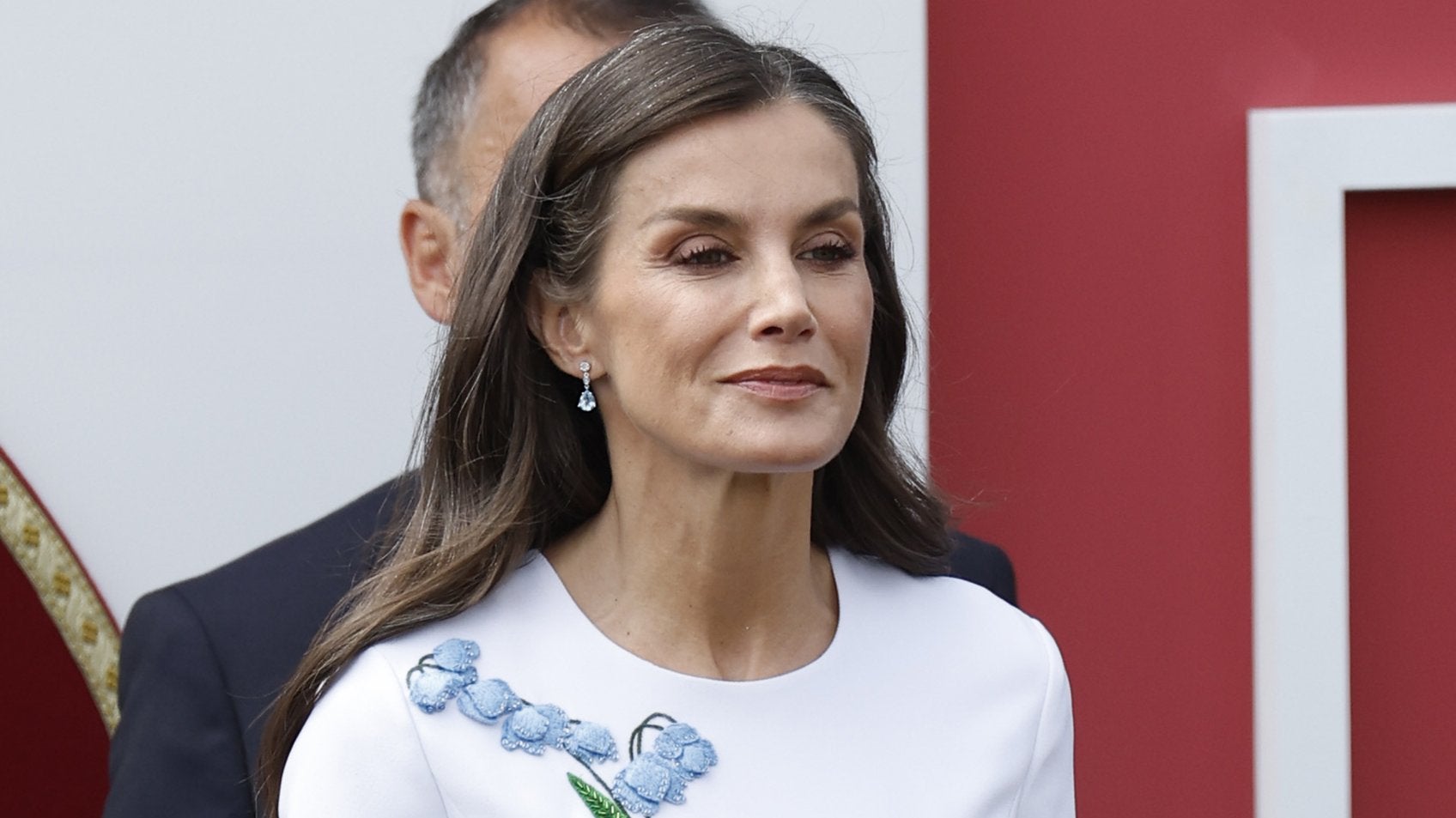 La reina Letizia rescata su vestido de Carolina Herrera más favorecedor y elegante en el Día de las Fuerzas Armadas