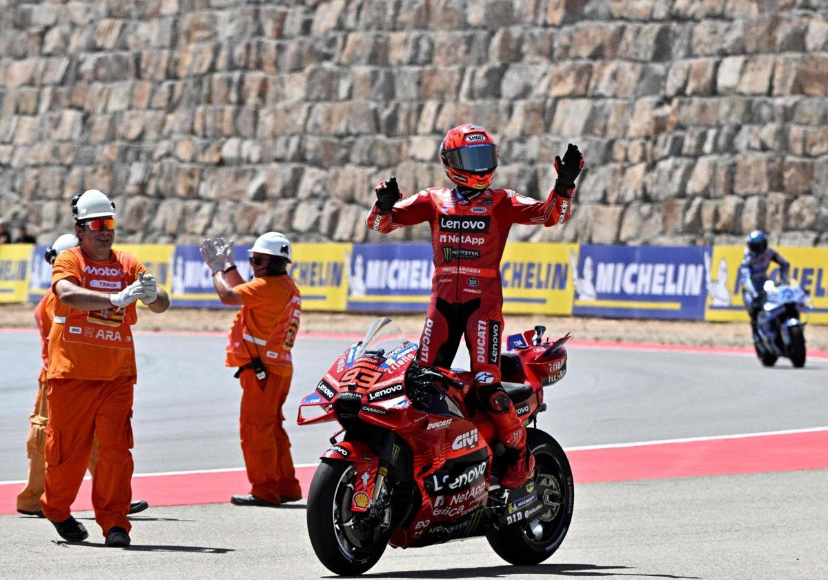 Marc Márquez celebrates his victory in the Aragón sprint race.