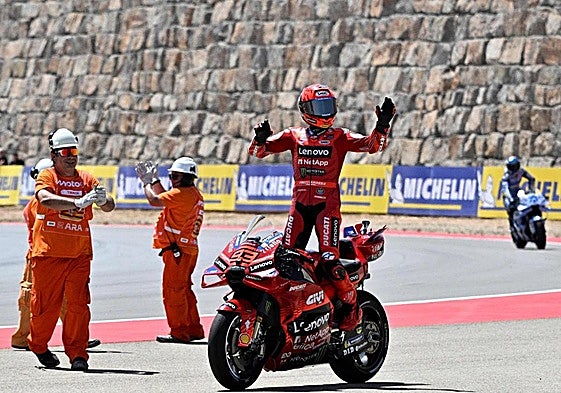 Marc Márquez celebra su triunfo en la carrera rápida de Aragón.