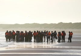 Migrantes en Calais, Francia, esperan la llegada de la embarcación con la que esperan alcanzar Reino Unido.