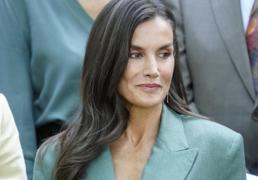 La reina Letizia cambia de silueta: estrena un traje ancho de Mango de lino con los zapatos favoritos de las francesas