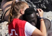 Abdou Ngom, ahora fallecido, se abraza a Luna, una voluntaria de Cruz Roja.