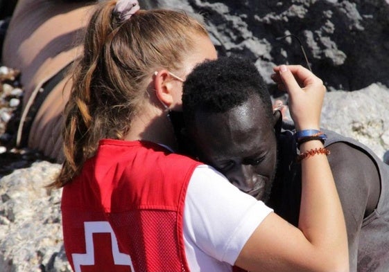 Abdou Ngom, ahora fallecido, se abraza a Luna, una voluntaria de Cruz Roja.