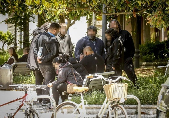 Familiares de implicados, ayer sábado en las inmediaciones del Palacio de Justicia.