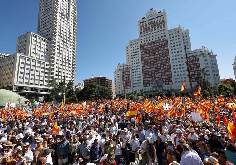 Clamor contra Sánchez en una plaza de España completamente abarrotada