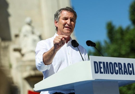 Feijóo reta a Sánchez a «rendirse a la democracia» y convocar elecciones ya
