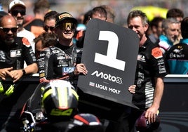 David Muñoz celebra su priemra victoria en moto3.